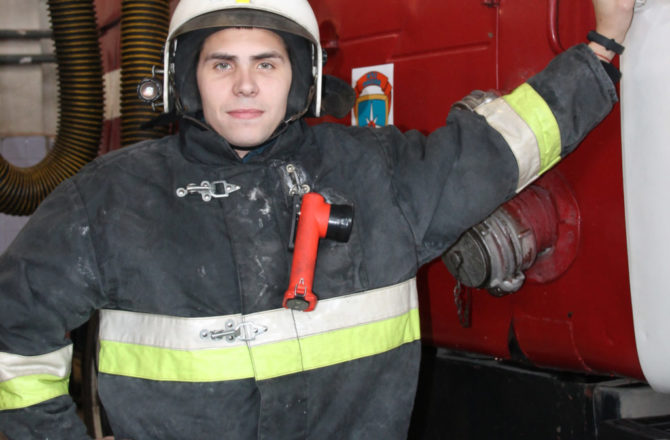 Спасать — обычная работа для командира отделения 21-й пожарно-спасательной части Виктора Беляева